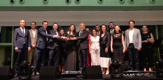Av. U. Efsun Türkmen Erol’a Meslekte 25. Yıl Plaketi