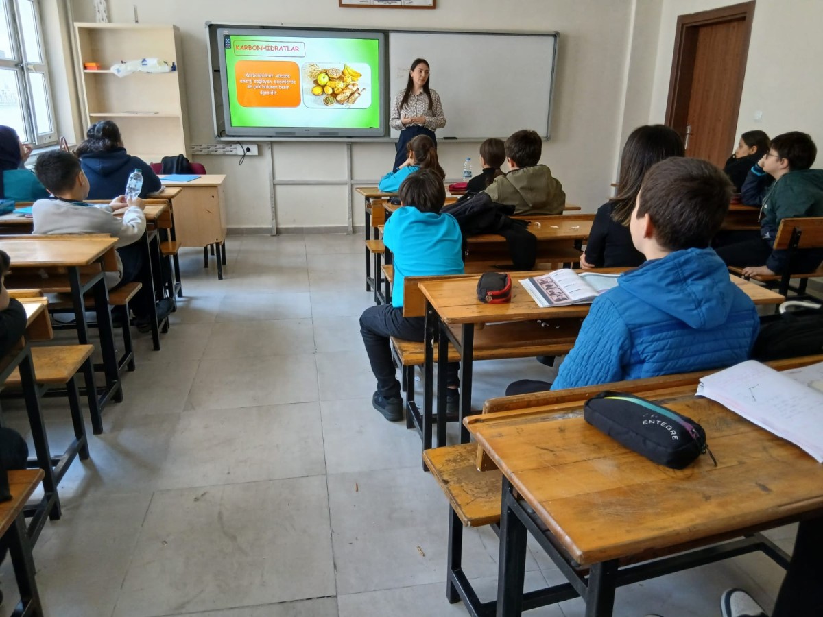 “Okulda Diyabet Programı” Kapsamında Diyabet ve Sağlıklı Beslenme Eğitimleri Verildi