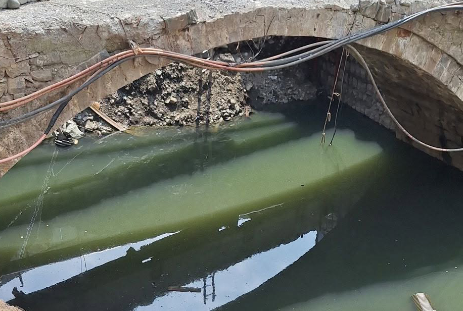 Rize’de Tarihi Köprü Altındaki Kötü Koku Tepki Çekiyor: “Vatandaş Bu Manzarayı Hak Etmiyor”