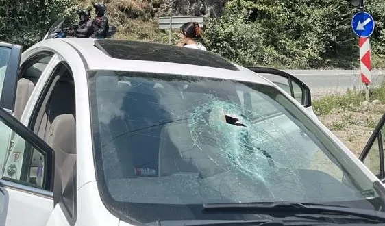 Çamlıhemşin'de Faciadan Dönüldü! Yamaçtan Kopan Kaya Aracın Tavanını Deldi