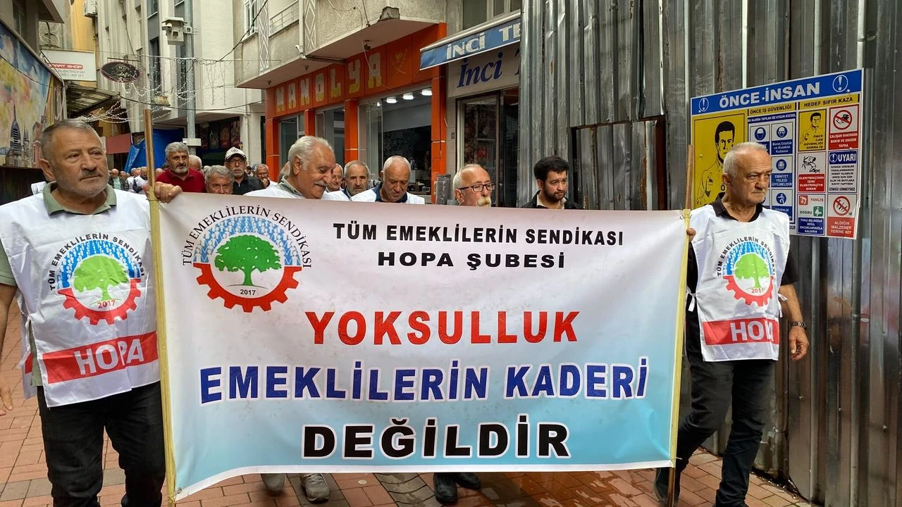 Hopa'da Emekliler Seyyanen Zam İstedi